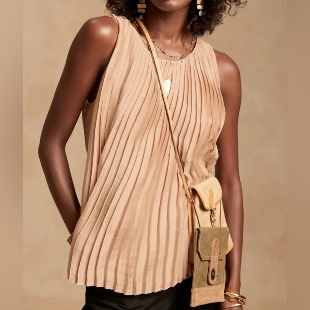 Banana Republic satin pleated top M
